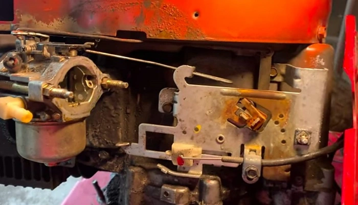 Throttle plate closure in the governor