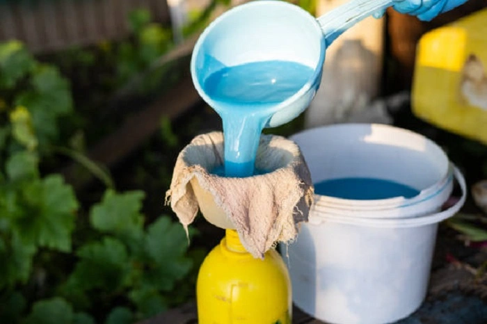 image of straining diluted fertilizer in the spray bottle