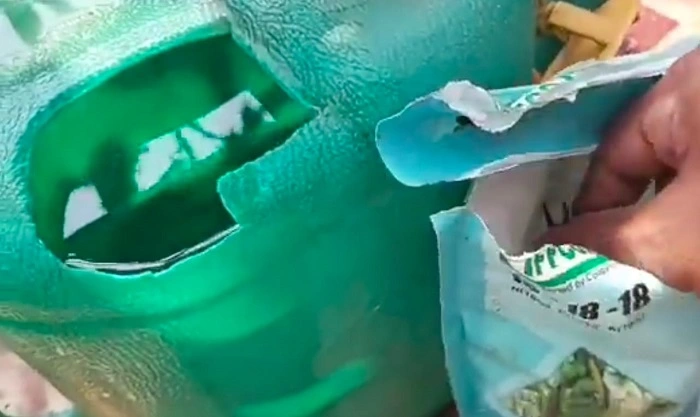 image of mixing 18-18-18 fertilizer with water to make a dilute solution