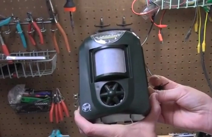 image of an electronic bird repellent