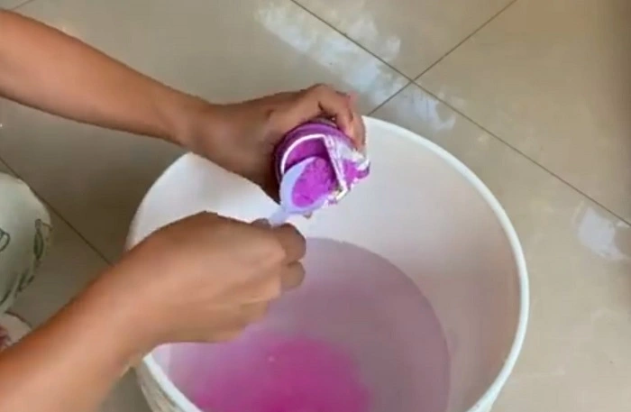 image of mixing 30-10-10 fertilizer in water to apply