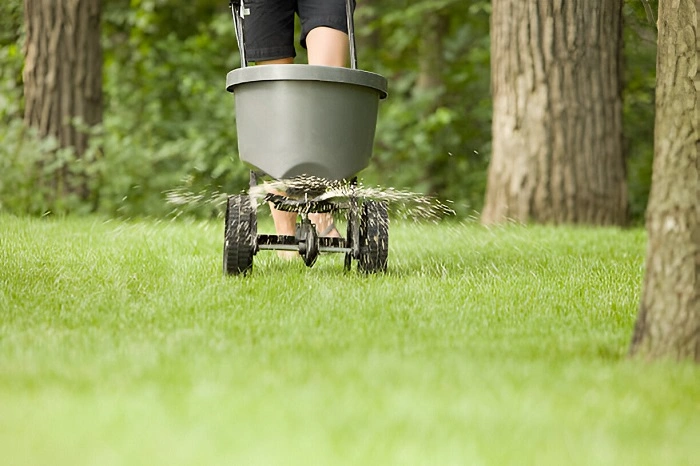 image of fertilizing a lawn